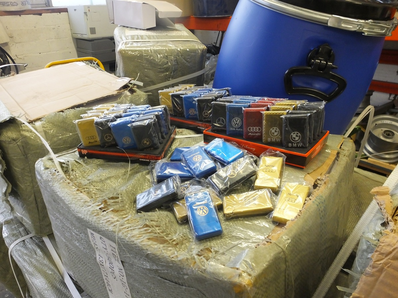 HZA-HH: Logos von Automarken gefälscht / Zoll stellt 10.500 Feuerzeuge mit gefälschten Logos sicher - Foto: presseportal.de