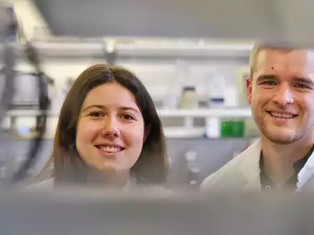 Biotechnologie-Studierende erforschen Alternativen zu Öl und Gas - Foto: presseportal.de