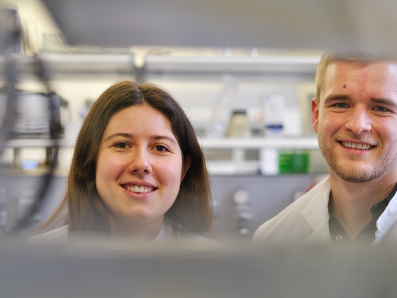 Biotechnologie-Studierende erforschen Alternativen zu Öl und Gas - Foto: presseportal.de