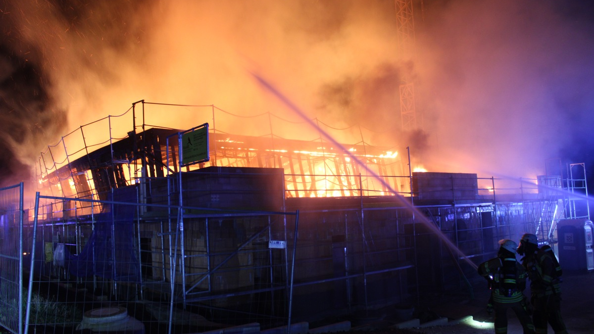 FF Bad Salzuflen: KiTa-Neubau in Bad Salzuflen steht zum zweiten Mal in Vollbrand / Freiwillige Feuerwehr ist in der Nacht zu Donnerstag mit 45 Kräften im Einsatz - Foto: presseportal.de