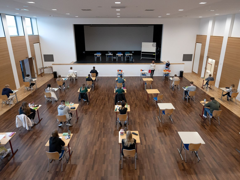 In Niedersachsen verzögern sich die Abiturprüfungen in Politik-Wirtschaft (Archivbild). - Foto: Sina Schuldt/dpa