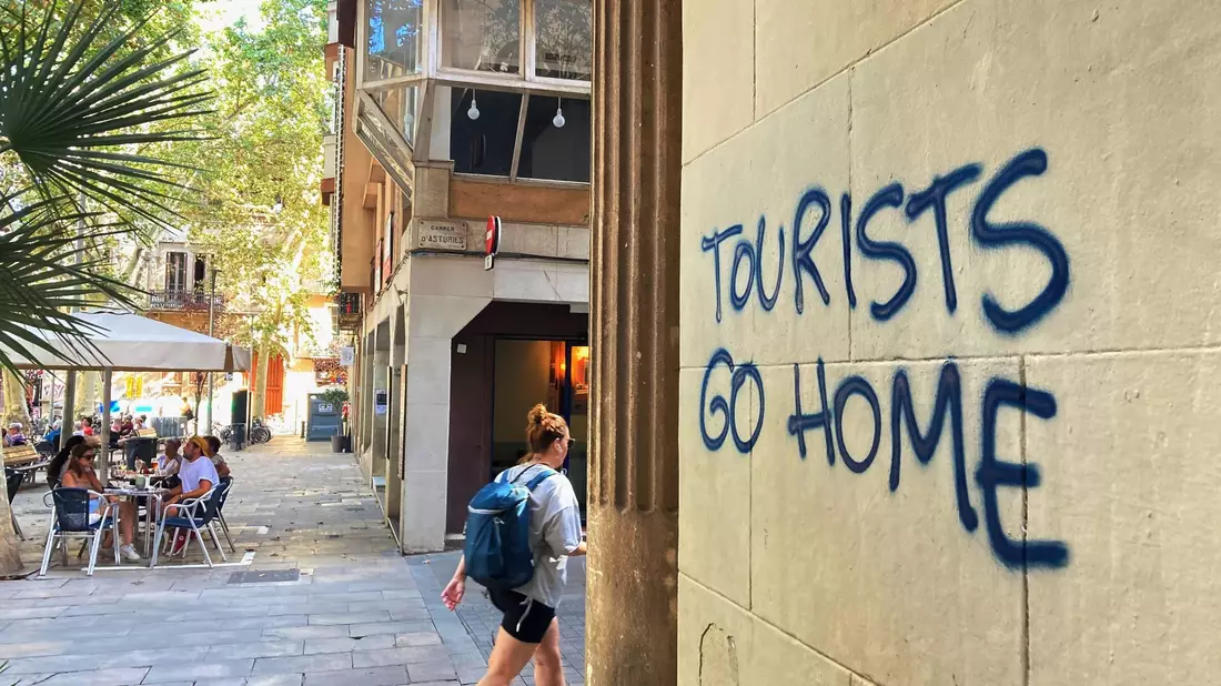 In Spanien nimmt der Unmut gegenüber Touristen zu. - Bild: Emilio Rappold/dpa