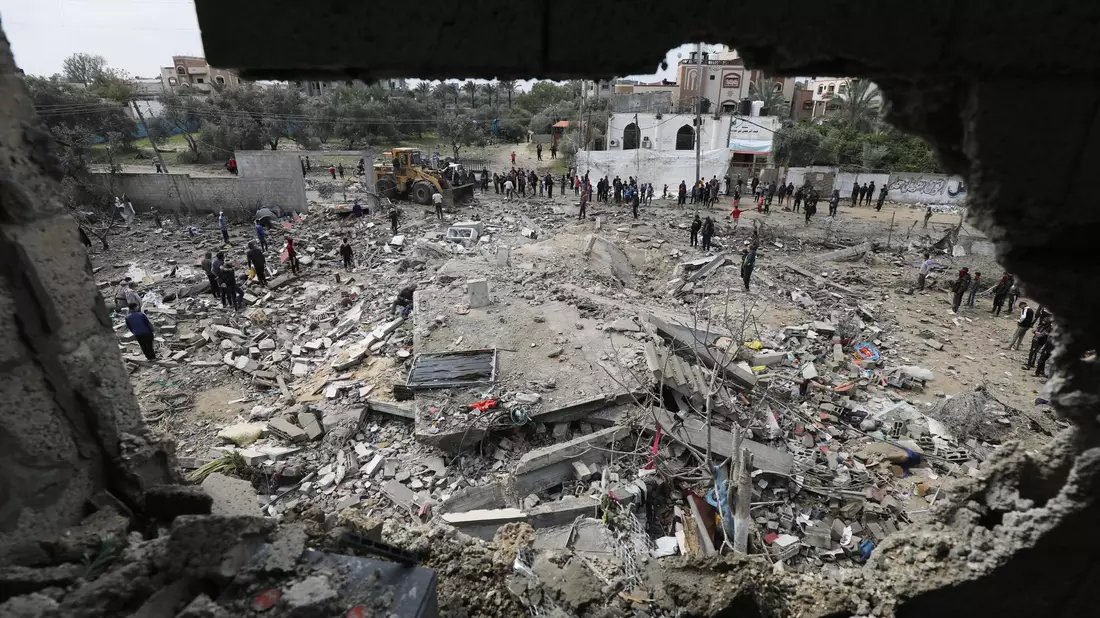 Nach Angaben von Sanitätern wurden bei einem Luftangriff auf ein Wohnhaus in dem Flüchtlingsviertel Nuseirat im zentralen Teil des Gazastreifens mindestens fünf Palästinenser getötet (Archivbild). - Bild: Omar Ashtawy/Zuma Press/dpa