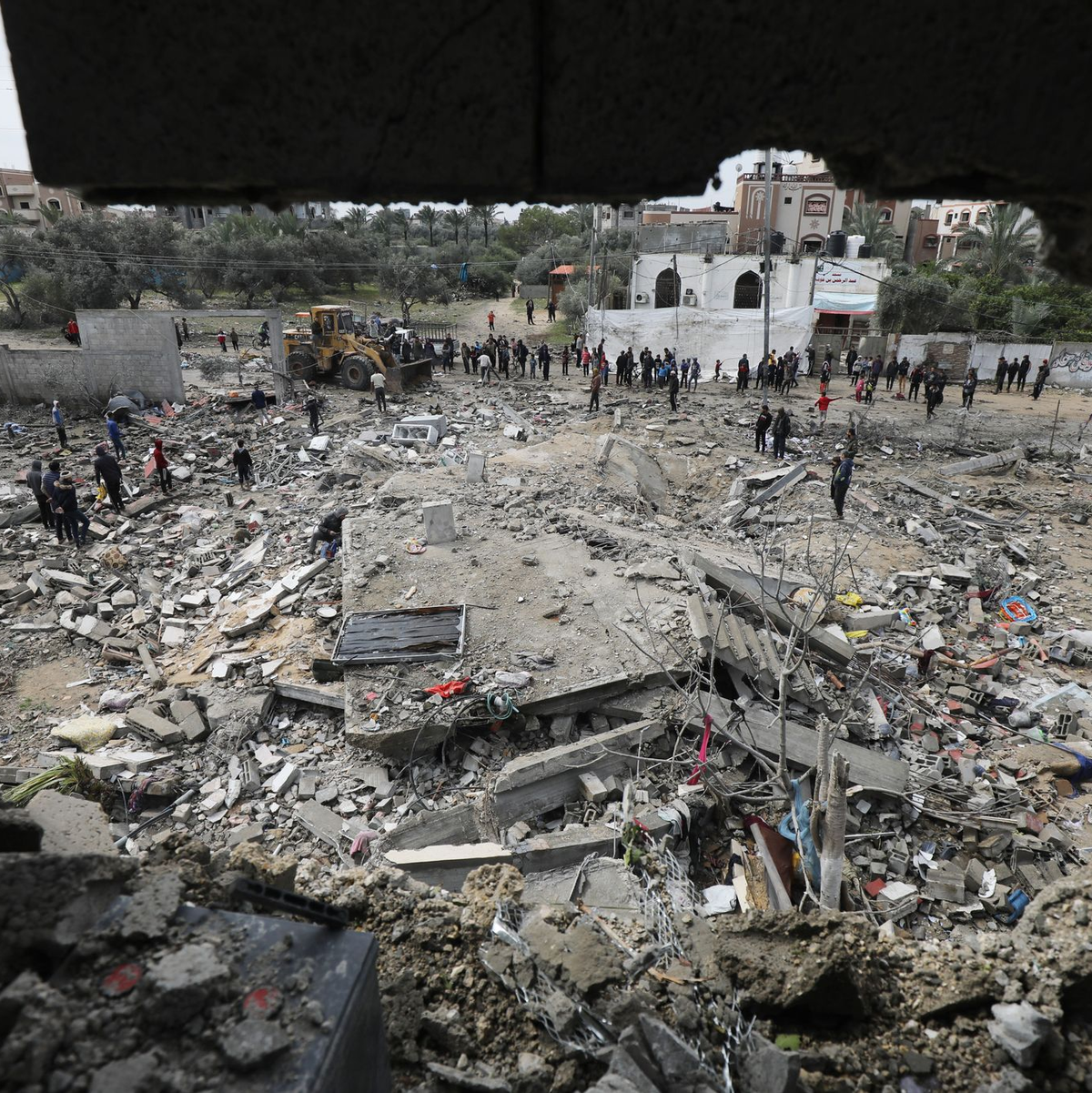 Nach Angaben von Sanitätern wurden bei einem Luftangriff auf ein Wohnhaus in dem Flüchtlingsviertel Nuseirat im zentralen Teil des Gazastreifens mindestens fünf Palästinenser getötet (Archivbild). - Foto: Omar Ashtawy/Zuma Press/dpa