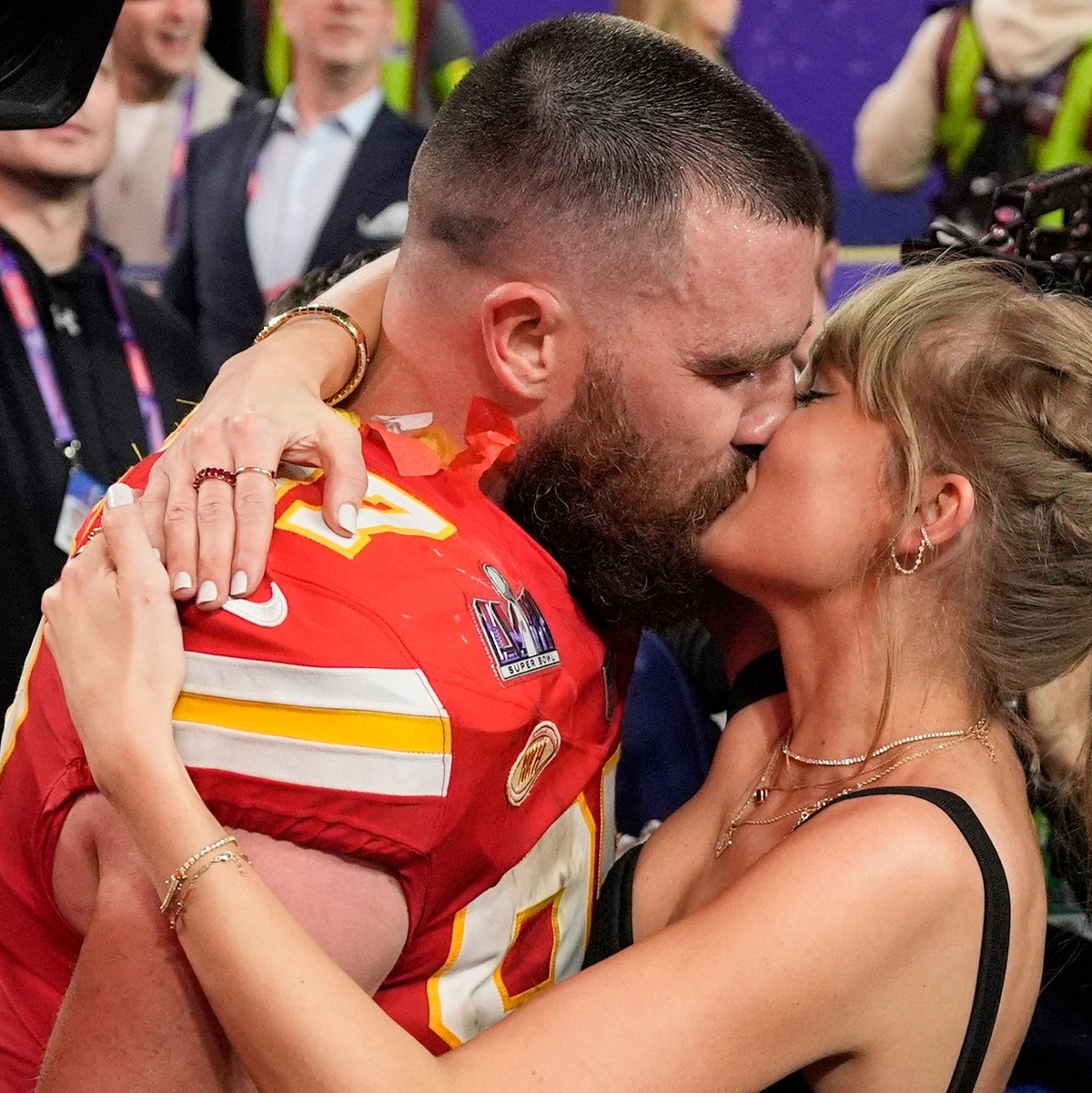 Taylor Swift und Travis Kelce sind mittlerweile rund ein Jahr ein Paar. (Archivfoto) - Foto: John Locher/AP/dpa