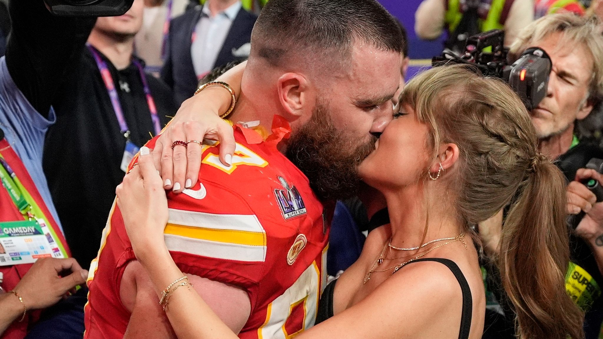 Taylor Swift küsst Travis Kelce nach dem Sieg beim Super Bowl. - Foto: John Locher/AP/dpa