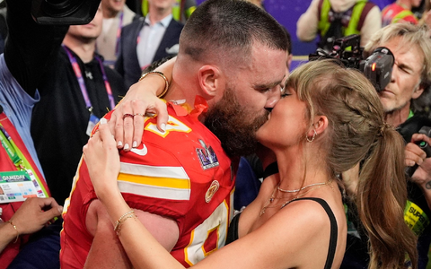 Taylor Swift küsst Travis Kelce nach dem Sieg beim Super Bowl. - Foto: John Locher/AP/dpa