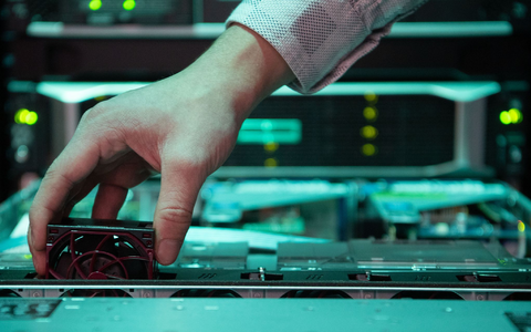 In Deutschland gibt es einen steigenden Bedarf an Programmierern, Systemadministratoren und anderen IT-Fachkräften. - Foto: Marijan Murat/dpa In Deutschland gibt es einen steigenden Bedarf an Programmierern, Systemadministratoren und anderen IT-Fachkräften. - Foto: Marijan Murat/dpa