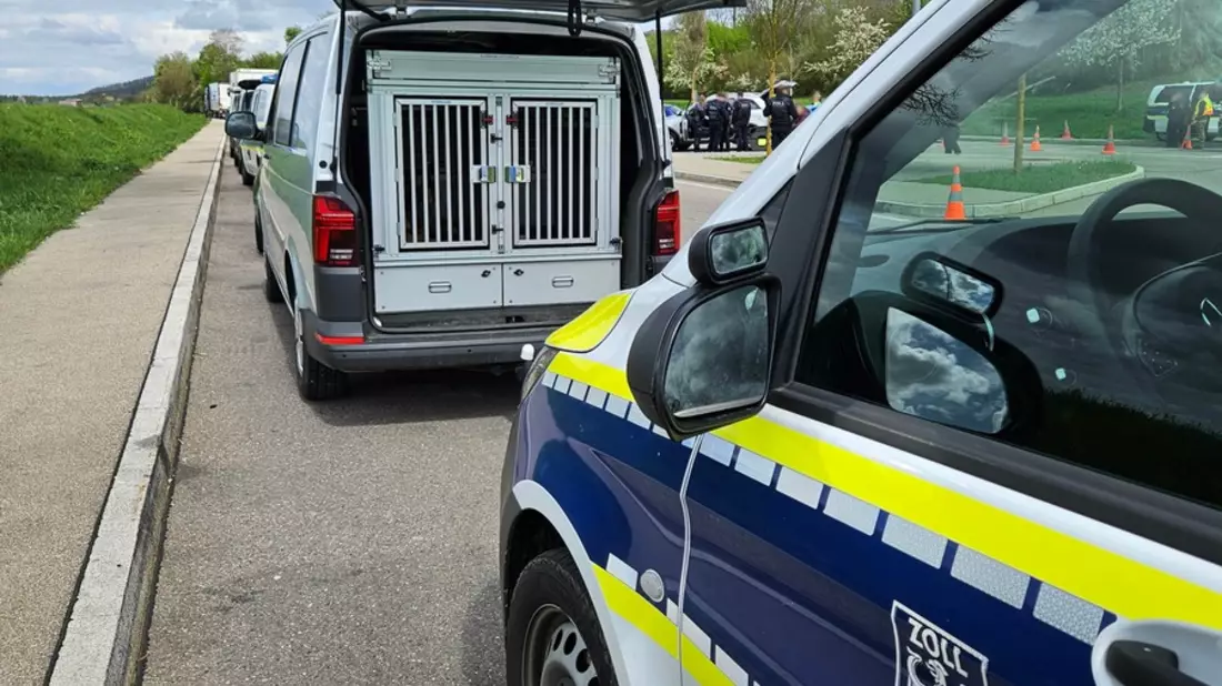 HZA-SI: Erfolgreiche Kontrollen/ZOLL stellt bei Kontrolle an der A 81 zahlreiche Verstöße fest - Bild: presseportal.de