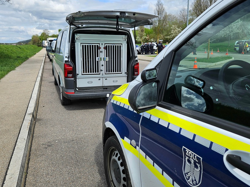 HZA-SI: Erfolgreiche Kontrollen/ZOLL stellt bei Kontrolle an der A 81 zahlreiche Verstöße fest - Foto: presseportal.de