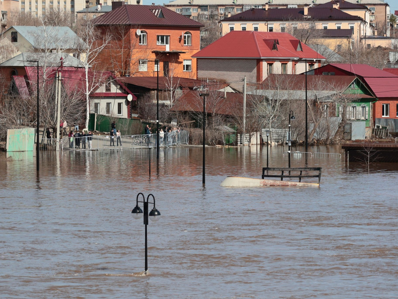Anwohner fahren in ihrem Schlauchboot, um bei der Evakuierung von Menschen in Orenburg zu helfen. - Foto: Uncredited/AP/dpa