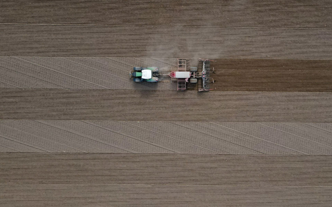 «Der Ausverkauf kostbarer Ackerflächen hat endgültig ein Ende.» - Foto: Patrick Pleul/dpa