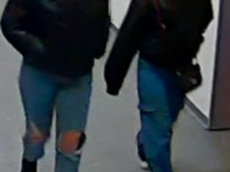 POL-AUR: Öffentlichkeitsfahndung nach Schmuckdiebstahl in Aurich: Wer kann Hinweise zu den abgebildeten Personen geben? - Foto: presseportal.de