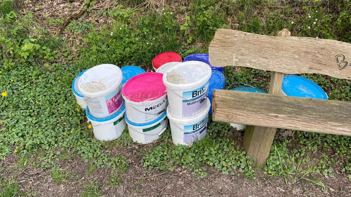 POL-RZ: Illegale Entsorgung von Farbeimern - Foto: presseportal.de