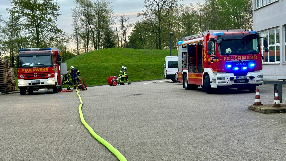 FW-EN: Ausgelöste Brandmeldeanlagen - Feuer in einer Werkstatt & weitere Brandmeldung aus Hotel - Foto: presseportal.de