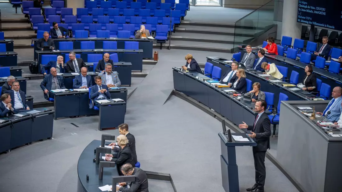 SPD-Fraktionsvize Dirk Wiese wirft der AfD vor, «das Sprachrohr für den Kreml» zu sein. - Bild: Michael Kappeler/dpa