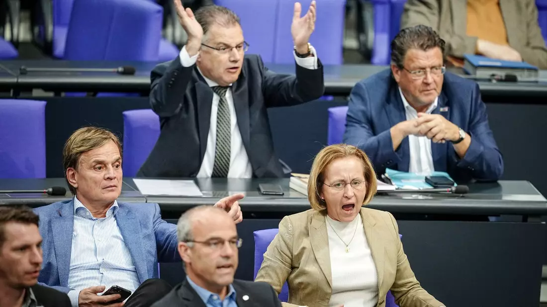 Die AfD-Politiker Bernd Baumann (l-r), Jürgen Braun, Beatrix von Storch und Stephan Brandner reagieren teilweise aufgebracht in der Aktuellen Stunde zu möglichen Verstrickungen von AfD-Abgeordneten mit Russland. - Bild: Kay Nietfeld/dpa