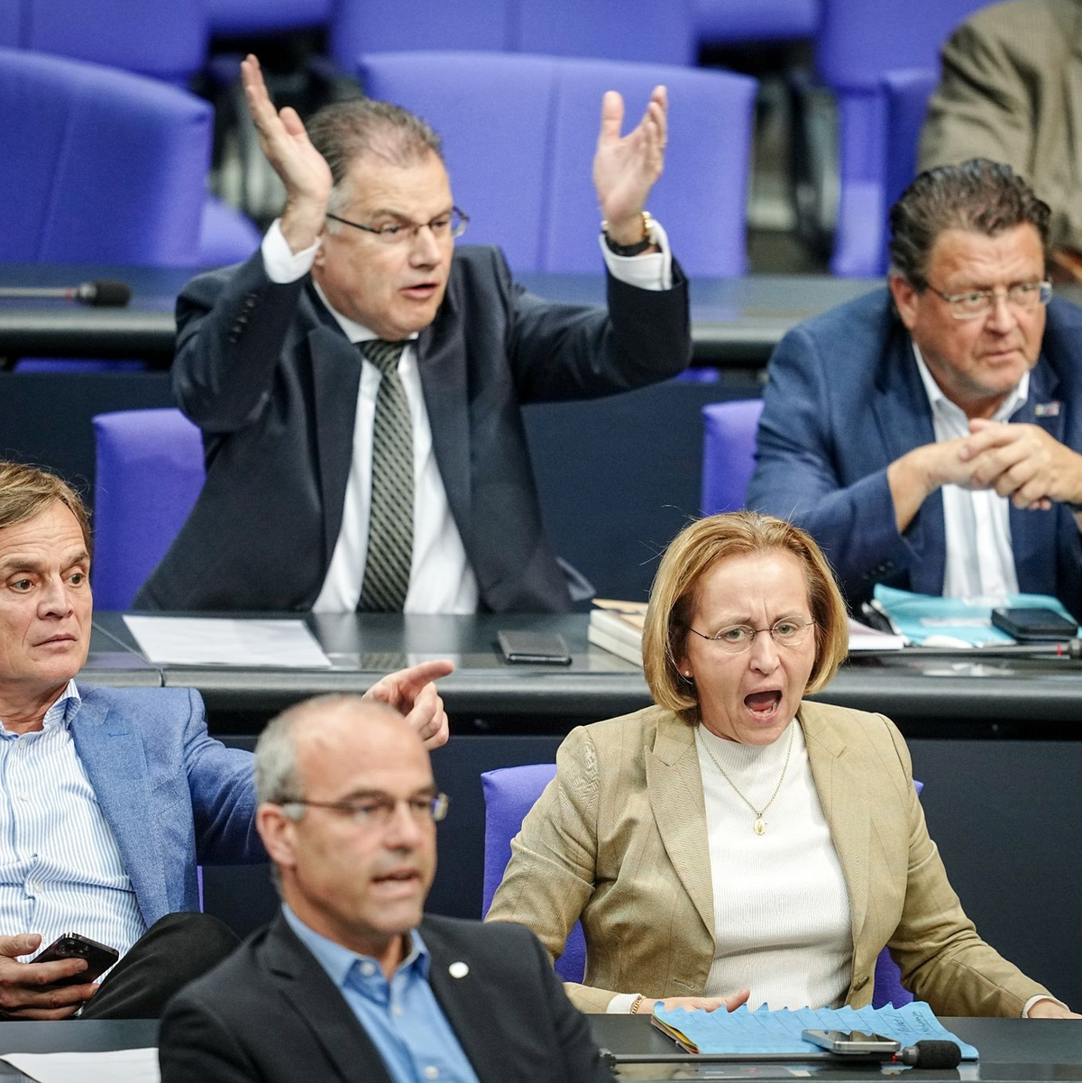 Die AfD-Politiker Bernd Baumann (l-r), Jürgen Braun, Beatrix von Storch und Stephan Brandner reagieren teilweise aufgebracht in der Aktuellen Stunde zu möglichen Verstrickungen von AfD-Abgeordneten mit Russland. - Foto: Kay Nietfeld/dpa