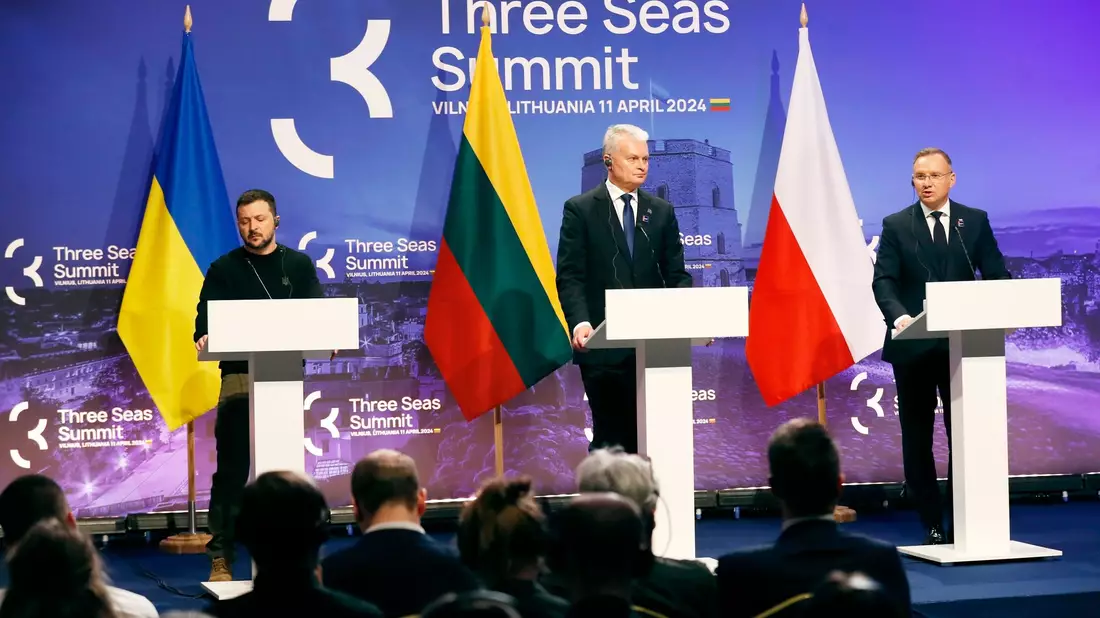 Der ukrainische Präsident Wolodymyr Selenskyj (l-r), der litauische Präsident Gitanas Nauseda und der polnische Präsident Andrej Duda auf dem Gipfel der Drei-Meeres-Initiative in Vilnius. - Bild: Mindaugas Kulbis/AP