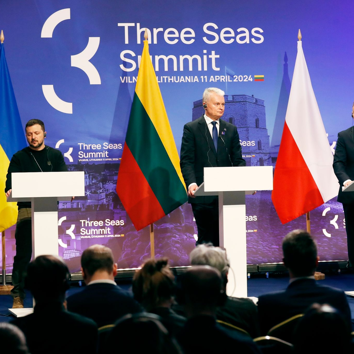 Der ukrainische Präsident Wolodymyr Selenskyj (l-r), der litauische Präsident Gitanas Nauseda und der polnische Präsident Andrej Duda auf dem Gipfel der Drei-Meeres-Initiative in Vilnius. - Foto: Mindaugas Kulbis/AP