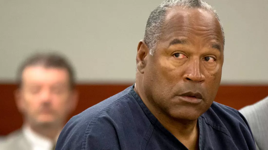 O. J. Simpson wurde 1995 vom Mordverdacht an seiner Ex-Frau und deren Freund freigesprochen. Jetzt ist er tot. - Bild: Julie Jacobson/AP-Pool/epa/dpa