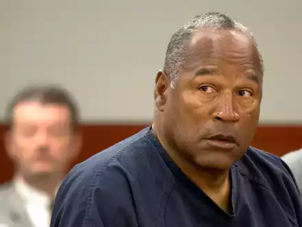 O. J. Simpson wurde 1995 vom Mordverdacht an seiner Ex-Frau und deren Freund freigesprochen. Jetzt ist er tot. - Foto: Julie Jacobson/AP-Pool/epa/dpa