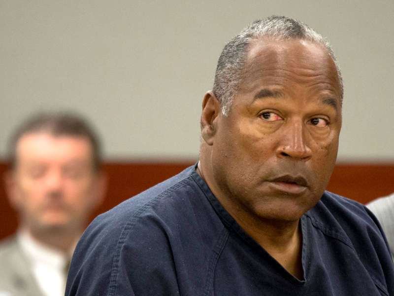 O. J. Simpson wurde 1995 vom Mordverdacht an seiner Ex-Frau und deren Freund freigesprochen. Jetzt ist er tot. - Foto: Julie Jacobson/AP-Pool/epa/dpa