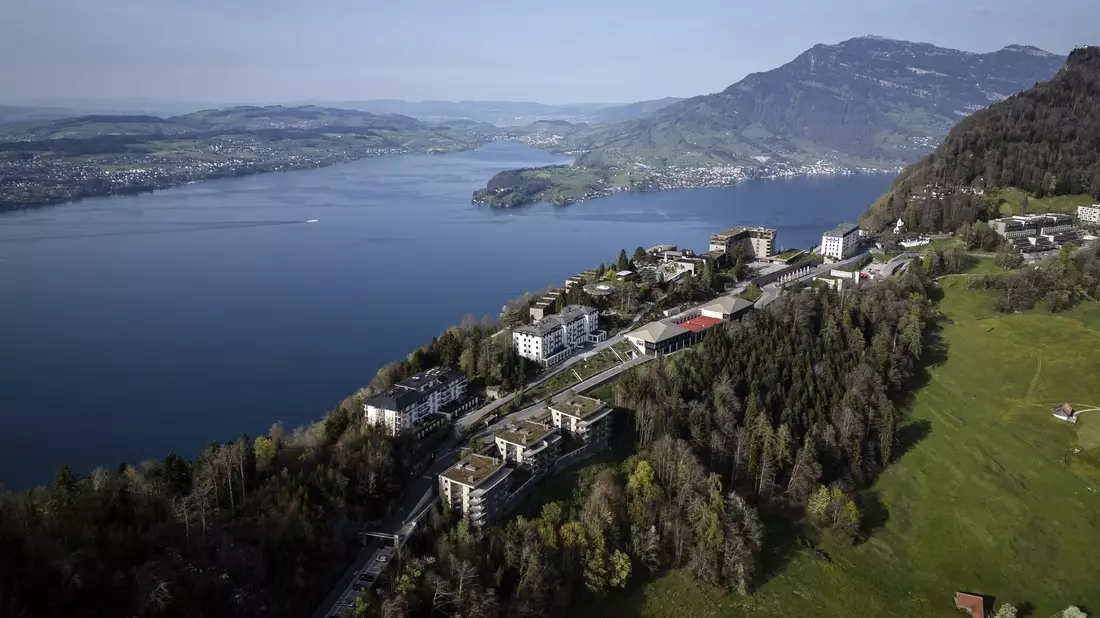 Der Berg Bürgenstock mit dem Bürgenstock Resort über dem Vierwaldstättersee. - Bild: Michael Buholzer/KEYSTONE/dpa