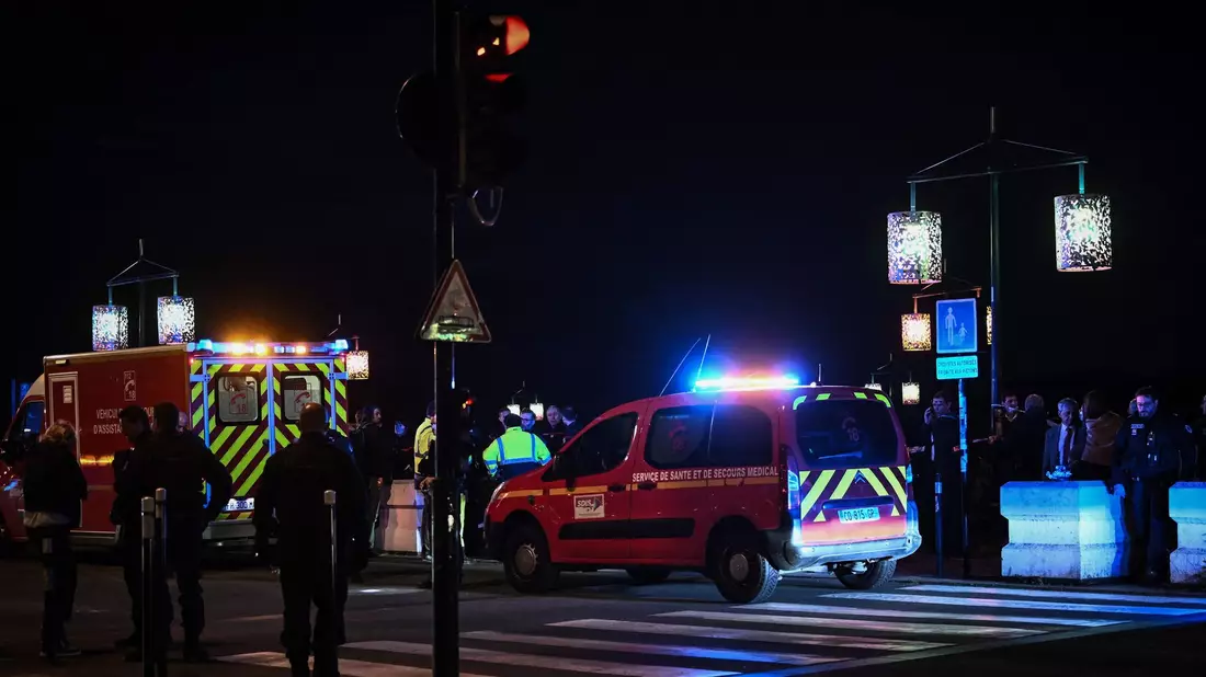 Polizeibeamte und Rettungskräfte sperren eine Straße ab, nachdem ein Mann hier Menschen attakiert hat. - Bild: Philippe Lopez/AFP/dpa