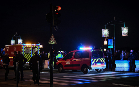 Polizeibeamte und Rettungskräfte sperren eine Straße ab, nachdem ein Mann hier Menschen attakiert hat. - Foto: Philippe Lopez/AFP/dpa