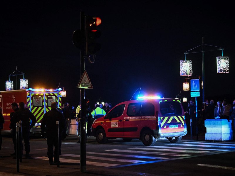 Polizeibeamte und Rettungskräfte sperren eine Straße ab, nachdem ein Mann hier Menschen attakiert hat. - Foto: Philippe Lopez/AFP/dpa