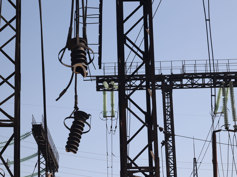Nach dem Beschuss durch russische Truppen steigt eine Rauchsäule hinter Wohnhäusern in Charkiw auf. - Foto: -/Ukrinform/dpa