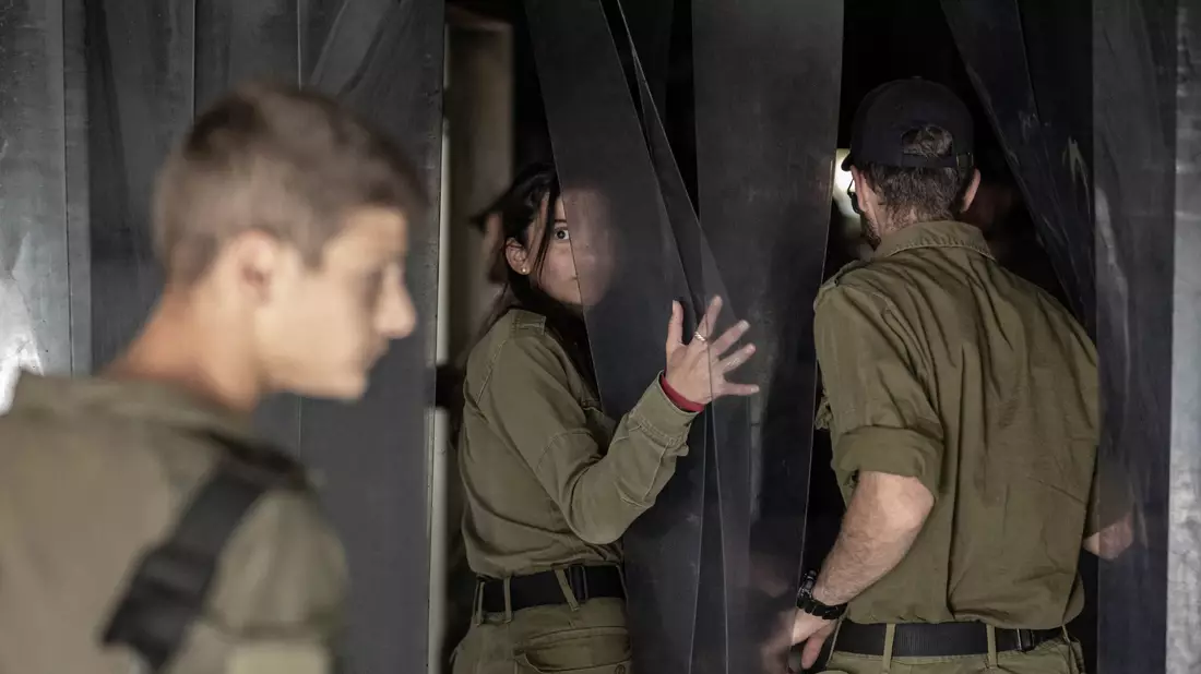 Israelische Soldatinnen und Soldaten besichtigen eine zerstörte Einrichtung im Kibbuz Nir Oz, eine der israelischen Gemeinden, die am 7. Oktober von der Hamas angegriffen wurden. - Bild: Ilia Yefimovich/dpa