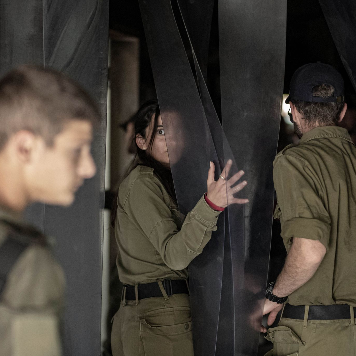 Israelische Soldatinnen und Soldaten besichtigen eine zerstörte Einrichtung im Kibbuz Nir Oz, eine der israelischen Gemeinden, die am 7. Oktober von der Hamas angegriffen wurden. - Foto: Ilia Yefimovich/dpa