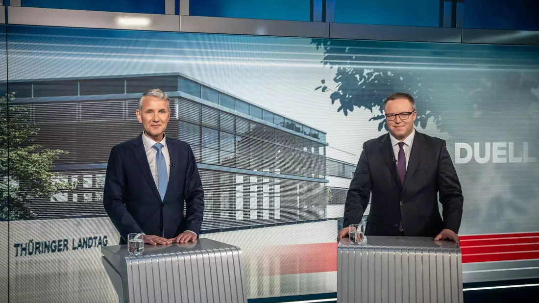 Das TV-Duell der Spitzenkandidaten für die Landtagswahl in Thüringen: Björn Höcke (AfD, l) und Mario Voigt (CDU). - Bild: Michael Kappeler/dpa