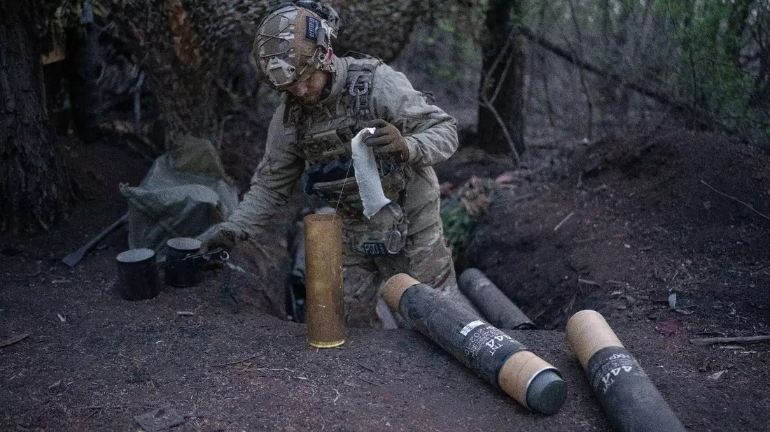 Ein ukrainischer Soldat bereitet Granaten für eine Gebirgshaubitze an der Frontlinie in der Region Donezk vor. - Bild: Alex Babenko/AP/dpa