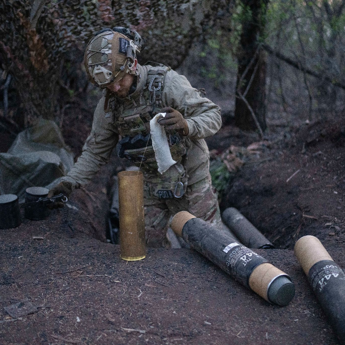Ein ukrainischer Soldat bereitet Granaten für eine Gebirgshaubitze an der Frontlinie in der Region Donezk vor. - Foto: Alex Babenko/AP/dpa