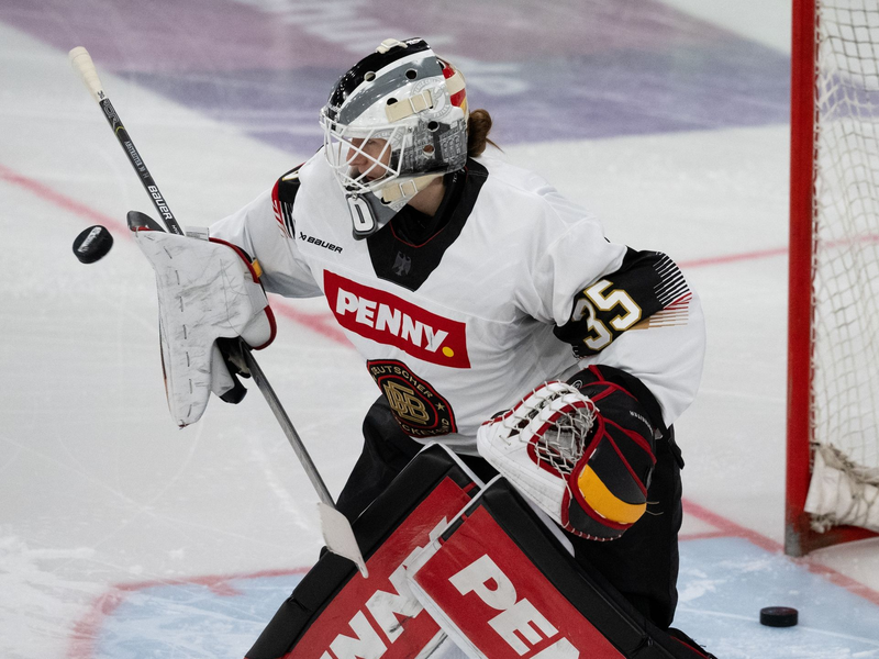 Torhüterin Sandra Abstreiter zeigte im WM-Viertelfinale gegen Tschechien eine überragende Leistung. - Foto: Sven Hoppe/dpa/Archivbild