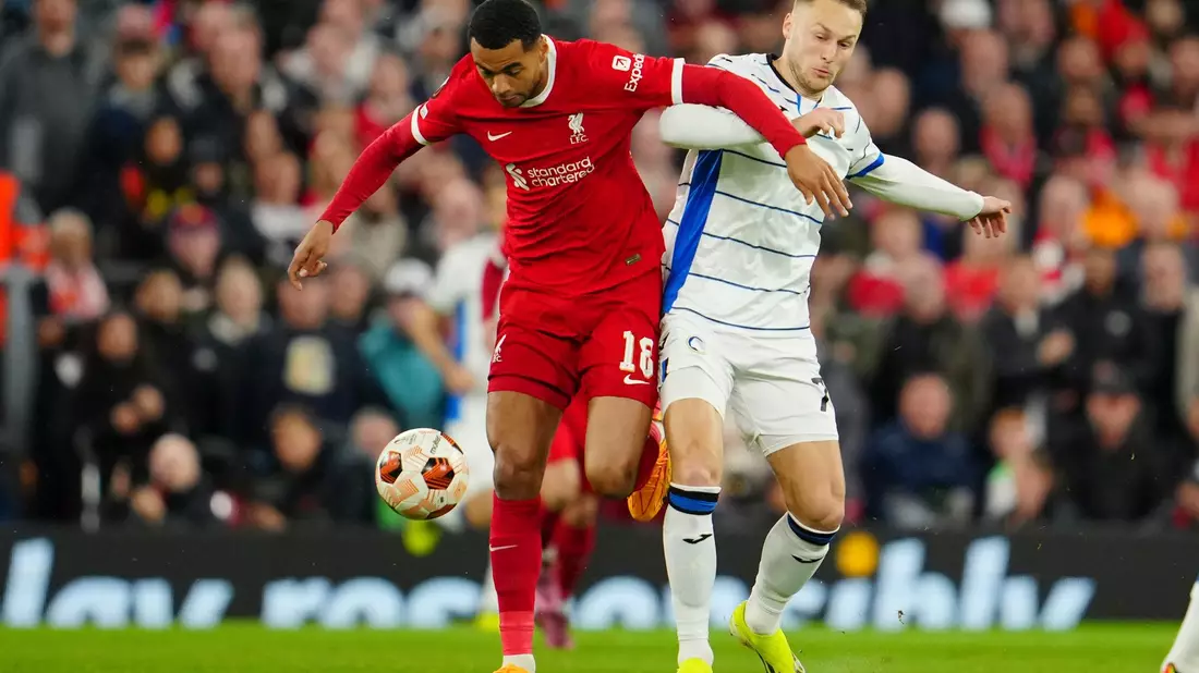 Cody Gakpo (l) und der FC Liverpool unterlagen Atalanta Bergamo überraschend deutlich mit 0:3. - Bild: Jon Super/AP/dpa