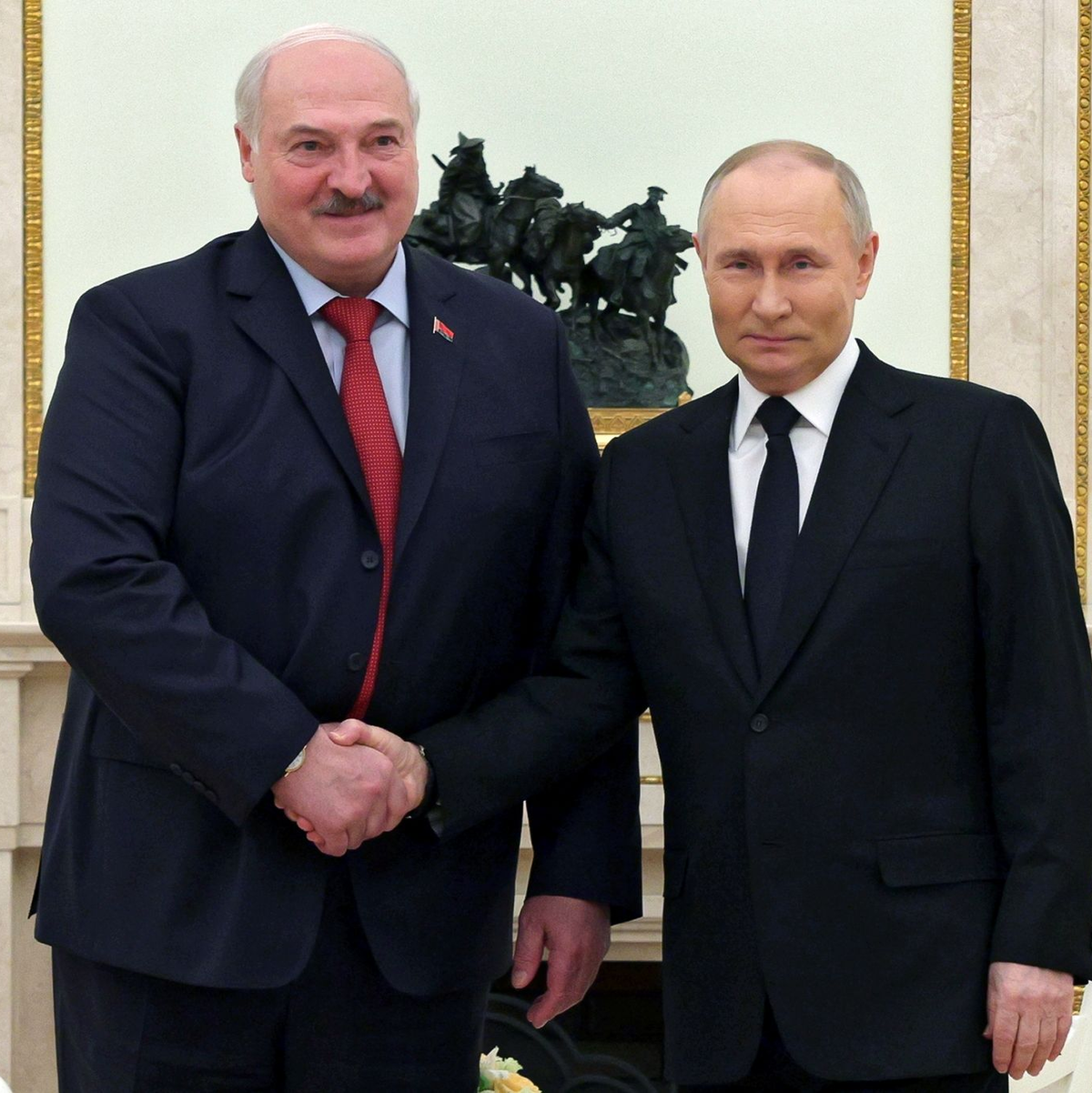 «Leider haben wir eine Reihe von Schlägen gegen unsere Energieobjekte beobachtet in letzter Zeit und waren gezwungen, darauf zu antworten», sagte Wladimir Putin bei einem Treffen mit dem Machthaber von Belarus, Alexander Lukaschenko. - Foto: Gavriil Grigorov/Pool Sputnik Kremlin/AP/dpa