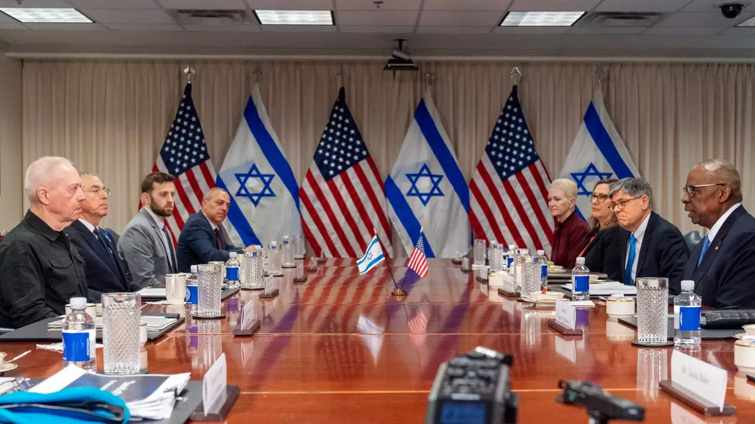 «Ein direkter iranischer Angriff wird eine angemessene israelische Antwort gegen den Iran erfordern», sagte der israelische Verteidigungsminister Joav Galant (r) in einem Gespräch mit seinem US-Kollegen Lloyd Austin (l). - Bild: Jacquelyn Martin/AP/dpa