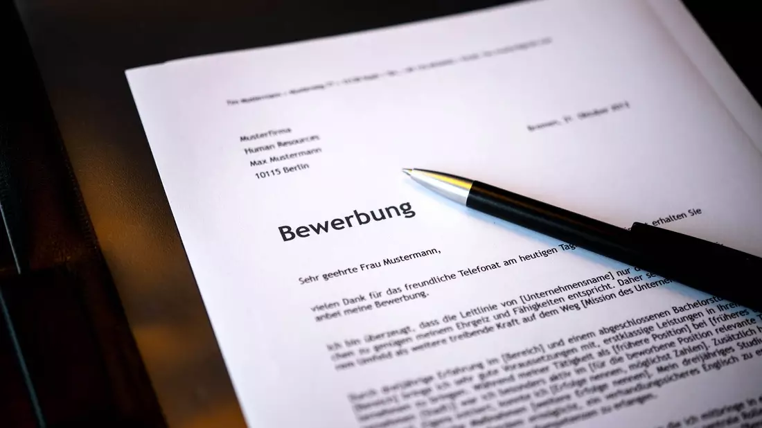 Die Akzeptanz für KI in einer Bewerbung ist groß. - Bild: Sina Schuldt/dpa