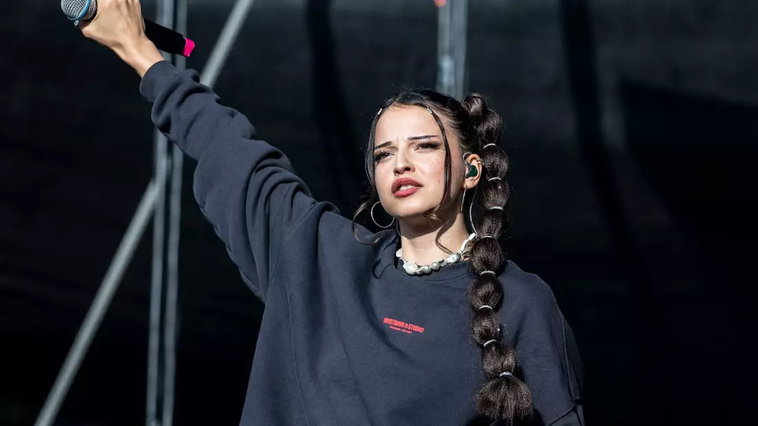 Nina Chuba eroberte 2022 mit «Wildberry Lillet» die Spitze der deutschen Single-Charts. - Bild: Christoph Reichwein/dpa