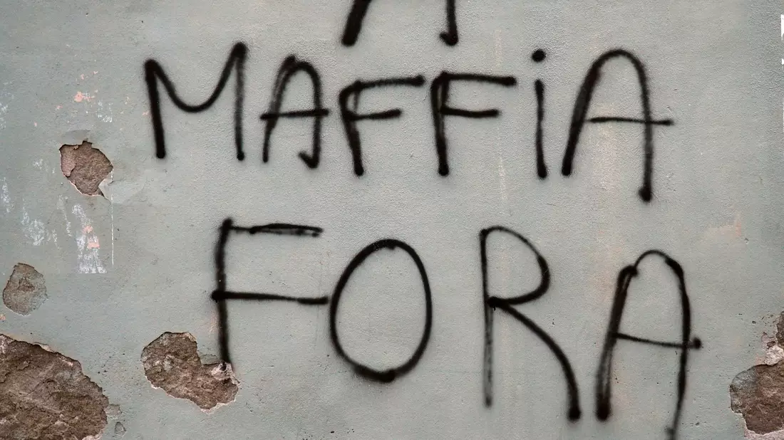 An eine Hausmauer in der korsischen Küstenstadt Bastia steht auf Korsisch geschrieben «Mafia raus». - Bild: Rachel Boßmeyer/dpa