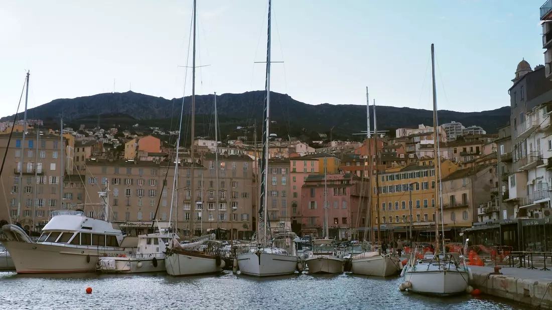 Boote liegen am Alten Hafen von Bastia. Deutsche buchten im vergangenen Jahr 3,7 Millionen Übernachtungen auf der Mittelmeerinsel. - Bild: Rachel Boßmeyer/dpa