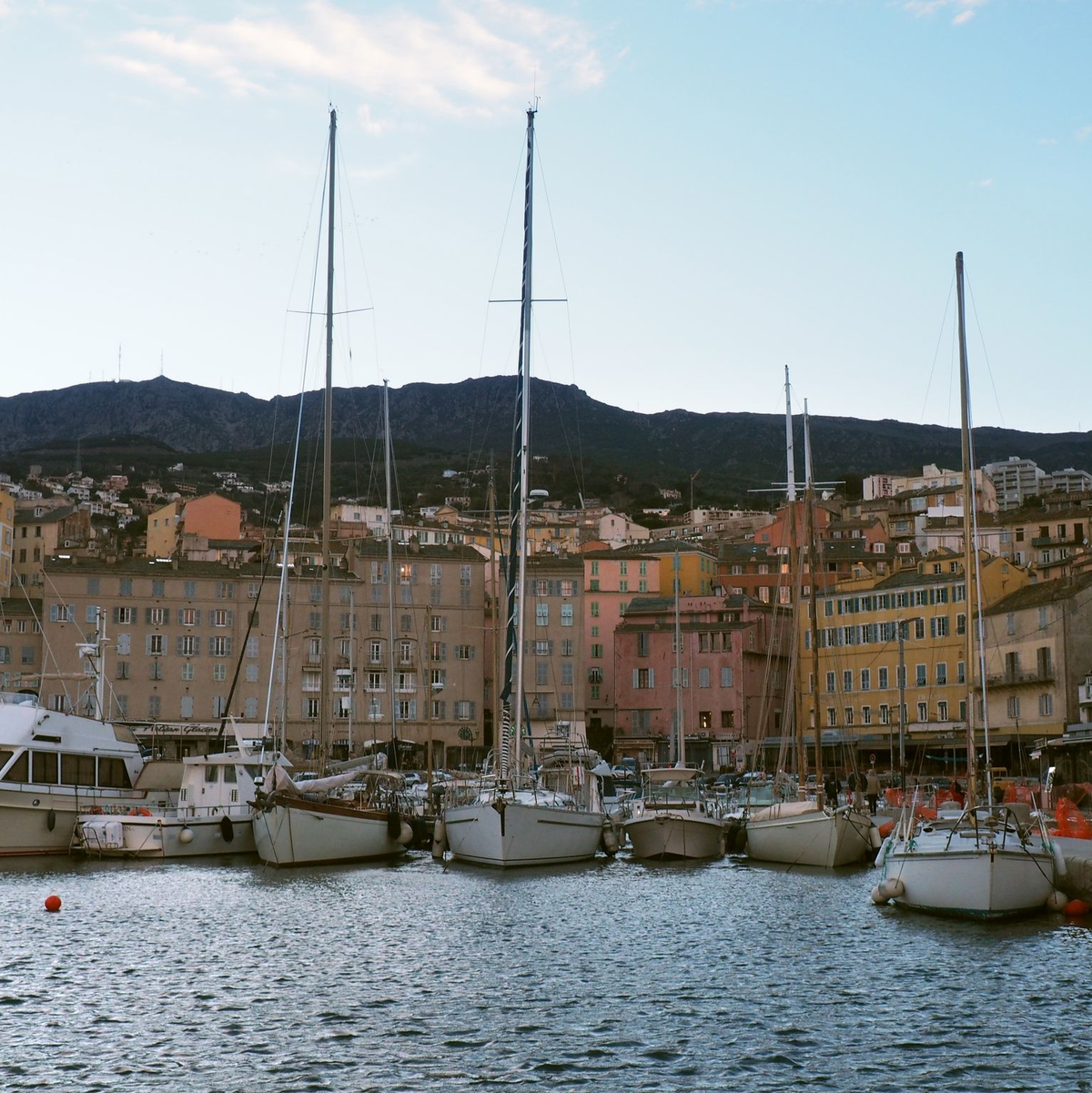 Boote liegen am Alten Hafen von Bastia. Deutsche buchten im vergangenen Jahr 3,7 Millionen Übernachtungen auf der Mittelmeerinsel. - Foto: Rachel Boßmeyer/dpa