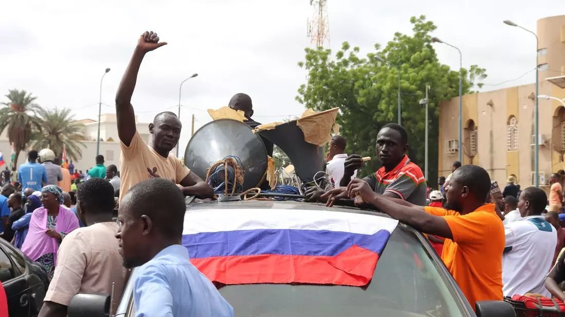 Demonstranten in Nigers Hauptstadt Niamey nach dem Militärputsch im vergangenen Sommer. Der Niger wendet sich wie zuvor seine Nachbarn Mali und Burkina Faso von den westlichen Partnern, insbesondere Ex-Kolonialmacht Frankreich, ab und Russland zu. - Bild: Djibo Issifou/dpa