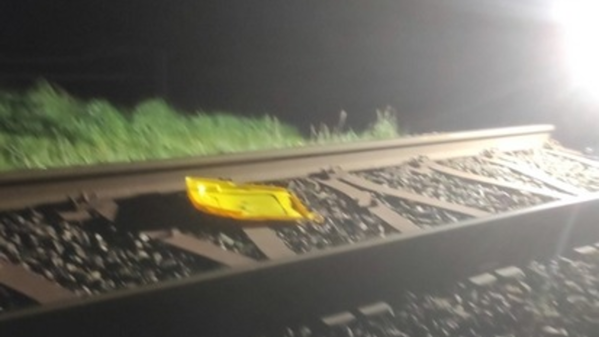 BPOL-FL: Jübek - Mülltonne ins Gleis gelegt; Zug muss bremsen - Foto: presseportal.de