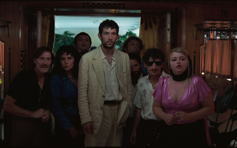 Szene aus dem Film La Chimera mit Josh O'Connor (m). - Foto: -/Piffl Medien/dpa