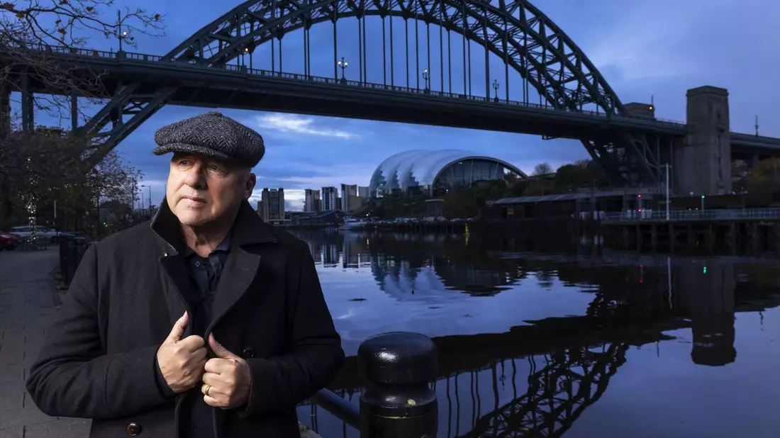 «One Deep River»: Mark Knopfler vor der Tyne Bridge. - Bild: -/Universal Music/dpa